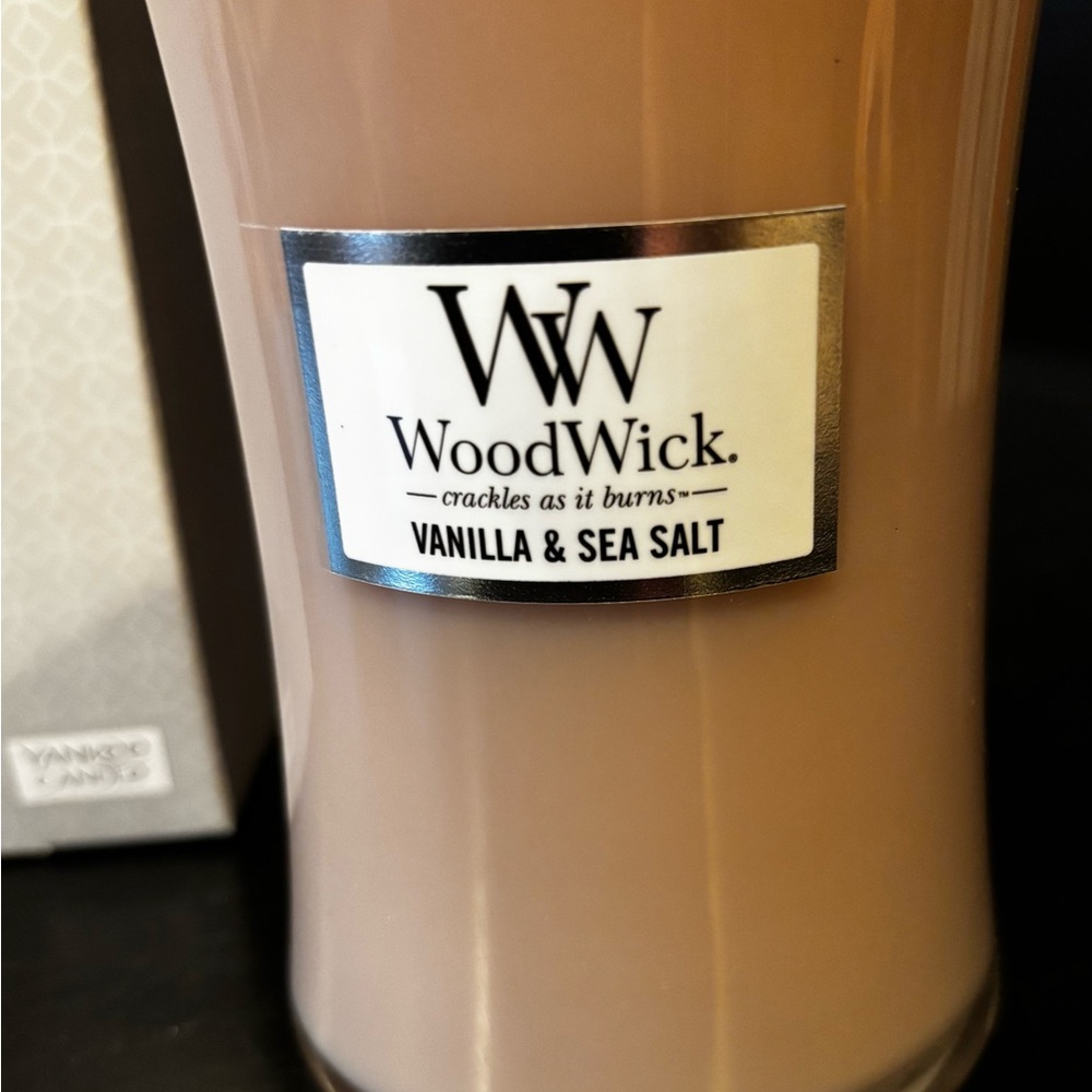 🕯️ WoodWick Vanilla & Sea Salt Candle w/ Wooden Wick + Box - Picture 2 of 4